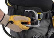 Petzl ASTRO® SIT – Der Petzl ASTRO® SIT ist ein ultrabequemer Sitzgurt für Höhenarbeit und Seilzugang. Mit 3D-Schaumpolsterung, halbstarrem Hüftgurt und Beinschlaufen bietet er ganztägigen Komfort und optimale Bewegungsfreiheit. Der verriegelbare ventrale Befestigungspunkt ermöglicht eine effiziente Ausrüstungseinrichtung, während seitliche Metallbefestigungspunkte, Materialschlaufen und Werkzeughalter für Organisation sorgen. Kompatibel mit dem TOP CROLL Brustgurt für erweiterten Schutz. Zertifiziert nach 