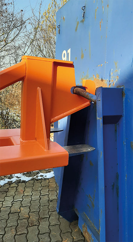 Montierte Rangierhilfe 2120 von Eichinger am Haken eines Abrollcontainers - imagen 3