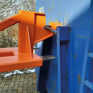 Anschluss der Eichinger Rangierhilfe 2120 an einen blauen Abrollcontainer - imagen 2