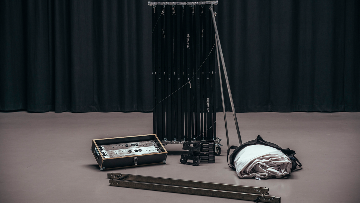 Konligo Fastival event structure components neatly arranged before assembly, including frame, fabric, and transport case, now available on MTN Shop US. - imagen 5