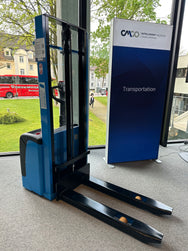 Pfaff Elektro-Geh-Gabelhochhubwagen EGV PSH II – Elektro-Deichselstapler EGV PSH II: Effizienter Palettentransport bis 1600 kg, kompakte Bauweise für enge Gänge, präzise Steuerung – jetzt mehr erfahren! – Jetzt erhältlich im MTN Shop DE.