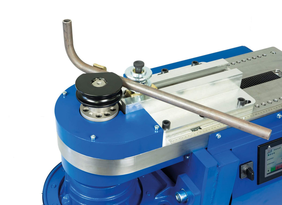 Jutec Elektro-Biegemaschine 10000 für Rohre bis 100mm – Leistung max./Schuh 100x5mm Biegeradius min.: 36mm Biegeradius max.: 500mm Werkzeugaufnahme: spezial 6 Kant Spannung: 400V Display: farbig, touch, mehrsprachig Programmspeicher: 100 Programme mit je 8 Winkel Materialspeicher: 4 Materialien Biegerichtung: links Biegegeschwindigkeit: variabel, max. 5 Upm Wiederholgenauigkeit: .+/- 0,1 Motorbremse: inkl. Gewicht ca.: 600kg – Jetzt erhältlich im MTN Shop DE. - imagen 3