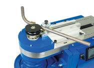 Jutec Elektro-Biegemaschine 10000 für Rohre bis 100mm – Leistung max./Schuh 100x5mm Biegeradius min.: 36mm Biegeradius max.: 500mm Werkzeugaufnahme: spezial 6 Kant Spannung: 400V Display: farbig, touch, mehrsprachig Programmspeicher: 100 Programme mit je 8 Winkel Materialspeicher: 4 Materialien Biegerichtung: links Biegegeschwindigkeit: variabel, max. 5 Upm Wiederholgenauigkeit: .+/- 0,1 Motorbremse: inkl. Gewicht ca.: 600kg – Jetzt erhältlich im MTN Shop DE. - imagen 3