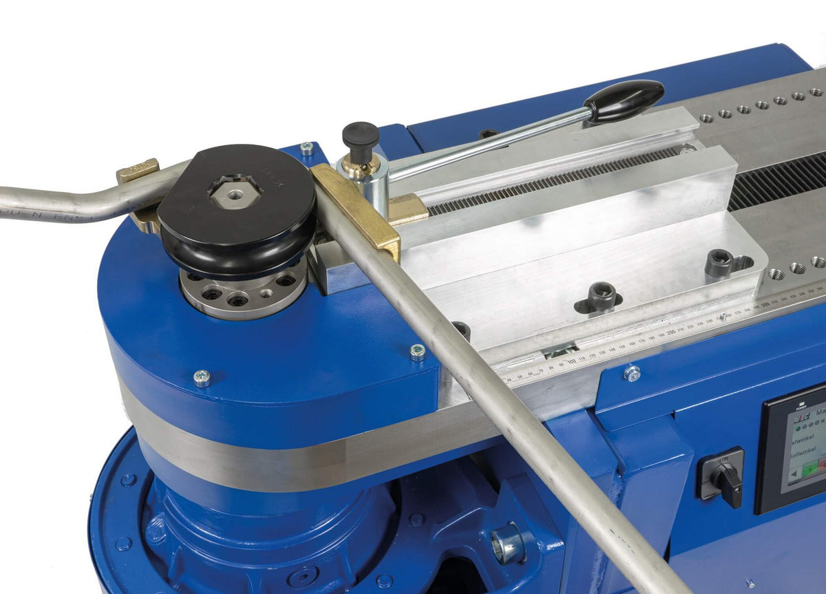 Jutec Elektro-Biegemaschine 10000 für Rohre bis 100mm – Leistung max./Schuh 100x5mm Biegeradius min.: 36mm Biegeradius max.: 500mm Werkzeugaufnahme: spezial 6 Kant Spannung: 400V Display: farbig, touch, mehrsprachig Programmspeicher: 100 Programme mit je 8 Winkel Materialspeicher: 4 Materialien Biegerichtung: links Biegegeschwindigkeit: variabel, max. 5 Upm Wiederholgenauigkeit: .+/- 0,1 Motorbremse: inkl. Gewicht ca.: 600kg – Jetzt erhältlich im MTN Shop DE. - imagen 4