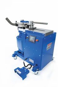 Jutec Elektro-Biegemaschine 10000 für Rohre bis 100mm – Leistung max./Schuh 100x5mm Biegeradius min.: 36mm Biegeradius max.: 500mm Werkzeugaufnahme: spezial 6 Kant Spannung: 400V Display: farbig, touch, mehrsprachig Programmspeicher: 100 Programme mit je 8 Winkel Materialspeicher: 4 Materialien Biegerichtung: links Biegegeschwindigkeit: variabel, max. 5 Upm Wiederholgenauigkeit: .+/- 0,1 Motorbremse: inkl. Gewicht ca.: 600kg – Jetzt erhältlich im MTN Shop DE.