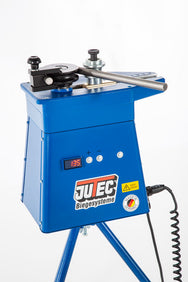Jutec Elektro-Biegemaschine 3000 inkl. Schieber – Biegeleistung: Ø 6 bis 35mm Hydraulikrohr S235 (35x3mm) Ø 6 bis 33,7mm Stahlrohr S235 (33,7x3,25mm) Ø 6 bis 42mm Kupferrohr (42x2mm) Ø 6 bis 35mm VA Rohr (35x1,5mm) Ø 22mm Stahl/ Ø 20mm Edelstahl Vollmaterial Biegeradius: min. 36mm / max. 150mm Biegewinkel: Digitale Biegewinkeleinstellung auf 0,5° 3 Biegewinkel Speicherbar max. 180° Biegeergebnis Sechskantwelle 40 mm für schnellen Werkzeugwechsel Biegerichtung: links Biegegeschwindigkeit: 4,5 UpM Anschluß: 2 - imagen 9