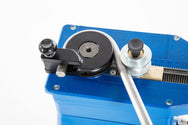 Jutec Elektro-Biegemaschine 3000 inkl. Schieber – Biegeleistung: Ø 6 bis 35mm Hydraulikrohr S235 (35x3mm) Ø 6 bis 33,7mm Stahlrohr S235 (33,7x3,25mm) Ø 6 bis 42mm Kupferrohr (42x2mm) Ø 6 bis 35mm VA Rohr (35x1,5mm) Ø 22mm Stahl/ Ø 20mm Edelstahl Vollmaterial Biegeradius: min. 36mm / max. 150mm Biegewinkel: Digitale Biegewinkeleinstellung auf 0,5° 3 Biegewinkel Speicherbar max. 180° Biegeergebnis Sechskantwelle 40 mm für schnellen Werkzeugwechsel Biegerichtung: links Biegegeschwindigkeit: 4,5 UpM Anschluß: 2 - imagen 8