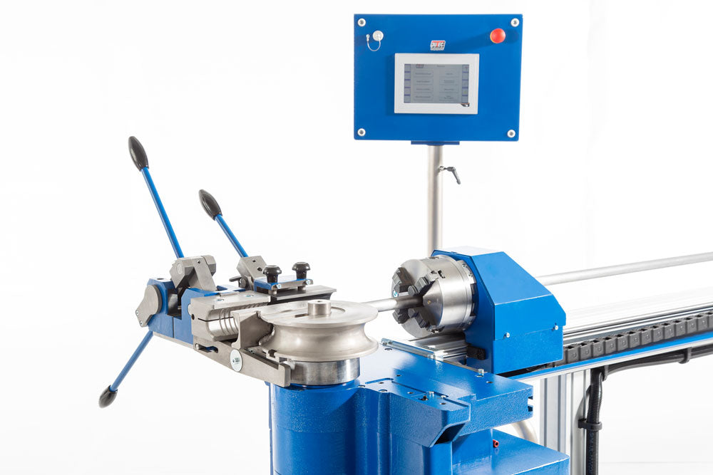 Jutec Elektro-Biegemaschine 4000 (1.5mtr-6.0mtr) – Biegeleistung St.: 48,3x3,2mm Biegeleistung VA: 48,3x2mm Biegeradius: 10-140mm/ optional bis 250mm Biegerichtung: links und rechts Biegeradius: 2xD Biegegeschwindigkeit: 18°/Sek und 36°/Sek, 3/6Upm Biegewinkel: 195° Wiederholgenauigkeit: +/- 0,1° Getriebe: elektromechanische Antriebsachse Powerhydraulik: max. 180 bar Präzisionsführung: 4Backen Spannfutter Stromaufnahme: 3,2KW Spannung: 400V/ 3 Phasen Dornträgerlänge: 1500/3000/4500/6000mm Gewicht: 300 -450k - imagen 3