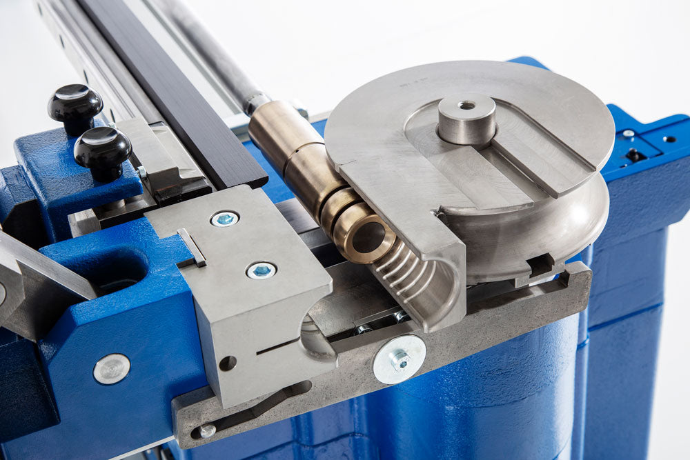 Jutec Elektro-Biegemaschine 4000 (1.5mtr-6.0mtr) – Biegeleistung St.: 48,3x3,2mm Biegeleistung VA: 48,3x2mm Biegeradius: 10-140mm/ optional bis 250mm Biegerichtung: links und rechts Biegeradius: 2xD Biegegeschwindigkeit: 18°/Sek und 36°/Sek, 3/6Upm Biegewinkel: 195° Wiederholgenauigkeit: +/- 0,1° Getriebe: elektromechanische Antriebsachse Powerhydraulik: max. 180 bar Präzisionsführung: 4Backen Spannfutter Stromaufnahme: 3,2KW Spannung: 400V/ 3 Phasen Dornträgerlänge: 1500/3000/4500/6000mm Gewicht: 300 -450k - imagen 6