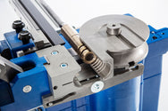 Jutec Elektro-Biegemaschine 4000 (1.5mtr-6.0mtr) – Biegeleistung St.: 48,3x3,2mm Biegeleistung VA: 48,3x2mm Biegeradius: 10-140mm/ optional bis 250mm Biegerichtung: links und rechts Biegeradius: 2xD Biegegeschwindigkeit: 18°/Sek und 36°/Sek, 3/6Upm Biegewinkel: 195° Wiederholgenauigkeit: +/- 0,1° Getriebe: elektromechanische Antriebsachse Powerhydraulik: max. 180 bar Präzisionsführung: 4Backen Spannfutter Stromaufnahme: 3,2KW Spannung: 400V/ 3 Phasen Dornträgerlänge: 1500/3000/4500/6000mm Gewicht: 300 -450k - imagen 6