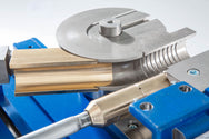 Jutec Elektro-Biegemaschine 4000 (1.5mtr-6.0mtr) – Biegeleistung St.: 48,3x3,2mm Biegeleistung VA: 48,3x2mm Biegeradius: 10-140mm/ optional bis 250mm Biegerichtung: links und rechts Biegeradius: 2xD Biegegeschwindigkeit: 18°/Sek und 36°/Sek, 3/6Upm Biegewinkel: 195° Wiederholgenauigkeit: +/- 0,1° Getriebe: elektromechanische Antriebsachse Powerhydraulik: max. 180 bar Präzisionsführung: 4Backen Spannfutter Stromaufnahme: 3,2KW Spannung: 400V/ 3 Phasen Dornträgerlänge: 1500/3000/4500/6000mm Gewicht: 300 -450k - imagen 5