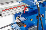 Jutec Elektro-Biegemaschine 5000 (1.5mtr-6.0mtr) – Biegeleistung St.: 50x4mm Biegeleistung VA: 50x3mm Biegeradius: 10-140mm/ optional bis 250mm Biegerichtung: links/ rechts Biegeradius: 2xD standard / 1,5xD optional Biegegeschwindigkeit: 18°/Sek und 36°/Sek, 3/6Upm Biegewinkel: 195° Wiederholgenauigkeit: +/- 0,1° Getriebe: elektromechanische Antriebsachse Powerhydraulik: max. 280 bar Präzisionsführung: 4Backen Spannfutter Stromaufnahme: 6,2KW Spannung: 400V/ 3 Phasen Dornträgerlänge: 1500/3000/4500/6000mm G - imagen 6