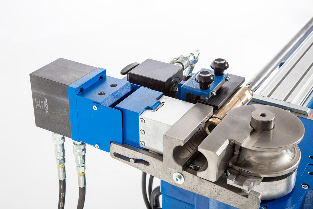 Jutec Elektro-Biegemaschine 5000 (1.5mtr-6.0mtr) – Biegeleistung St.: 50x4mm Biegeleistung VA: 50x3mm Biegeradius: 10-140mm/ optional bis 250mm Biegerichtung: links/ rechts Biegeradius: 2xD standard / 1,5xD optional Biegegeschwindigkeit: 18°/Sek und 36°/Sek, 3/6Upm Biegewinkel: 195° Wiederholgenauigkeit: +/- 0,1° Getriebe: elektromechanische Antriebsachse Powerhydraulik: max. 280 bar Präzisionsführung: 4Backen Spannfutter Stromaufnahme: 6,2KW Spannung: 400V/ 3 Phasen Dornträgerlänge: 1500/3000/4500/6000mm G - imagen 7