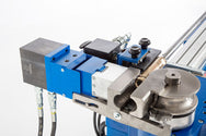 Jutec Elektro-Biegemaschine 5000 (1.5mtr-6.0mtr) – Biegeleistung St.: 50x4mm Biegeleistung VA: 50x3mm Biegeradius: 10-140mm/ optional bis 250mm Biegerichtung: links/ rechts Biegeradius: 2xD standard / 1,5xD optional Biegegeschwindigkeit: 18°/Sek und 36°/Sek, 3/6Upm Biegewinkel: 195° Wiederholgenauigkeit: +/- 0,1° Getriebe: elektromechanische Antriebsachse Powerhydraulik: max. 280 bar Präzisionsführung: 4Backen Spannfutter Stromaufnahme: 6,2KW Spannung: 400V/ 3 Phasen Dornträgerlänge: 1500/3000/4500/6000mm G - imagen 7
