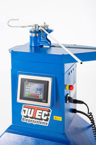 Jutec Elektro-Biegemaschine 6000 – Biegeradius min/max: 36 mm/280 mm Optional große Biegeradien bis 500 mm Multifunktions-Maschinensteuerung Biegewinkeleinstellung (0,1°) Maximaler Biegewinkel 240° Sechskantwelle 40 mm für schnellen Werkzeugwechsel Sicherheitsfußschalter mit Not-Aus Gewicht 110 kg – Jetzt erhältlich im MTN Shop DE. - imagen 5