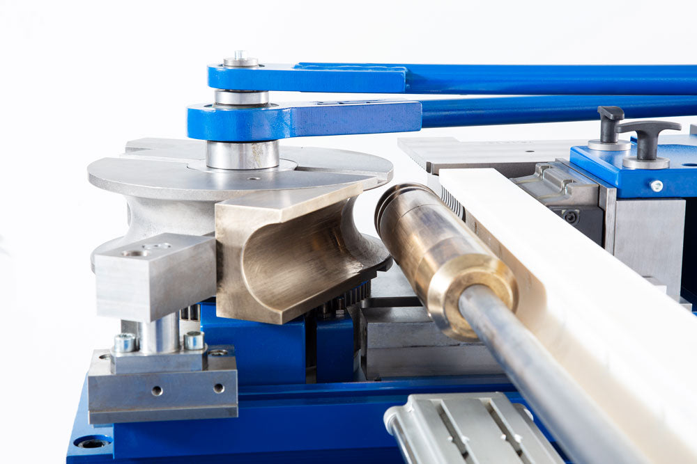 Jutec Elektro-Biegmaschine 7000 (3.0mtr-6.0mtr) – Biegeleistung 7000: Ø 20 bis 70 x 5 mm je nach Material Biegeradius min/max: 40 mm/250 mm Biegeradien min: 1,5 x Ø (Standard 2 x Ø ) Multifunktions-Maschinensteuerung Biegewinkeleinstellung (0,1°) Dornträgerlängen 3000/4500/6000 mm Maximal 180º Biegeergebnis Gewicht 1600-3200 kg (je nach Ausführung) Ergonomische Betätigung über Sicherheits-Fußschalter – Jetzt erhältlich im MTN Shop DE. - imagen 6
