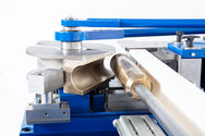 Jutec Elektro-Biegmaschine 7000 (3.0mtr-6.0mtr) – Biegeleistung 7000: Ø 20 bis 70 x 5 mm je nach Material Biegeradius min/max: 40 mm/250 mm Biegeradien min: 1,5 x Ø (Standard 2 x Ø ) Multifunktions-Maschinensteuerung Biegewinkeleinstellung (0,1°) Dornträgerlängen 3000/4500/6000 mm Maximal 180º Biegeergebnis Gewicht 1600-3200 kg (je nach Ausführung) Ergonomische Betätigung über Sicherheits-Fußschalter – Jetzt erhältlich im MTN Shop DE. - imagen 6
