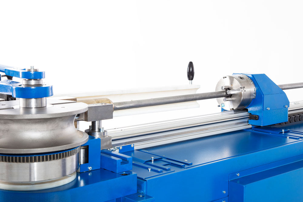 Jutec Elektro-Biegmaschine 7000 (3.0mtr-6.0mtr) – Biegeleistung 7000: Ø 20 bis 70 x 5 mm je nach Material Biegeradius min/max: 40 mm/250 mm Biegeradien min: 1,5 x Ø (Standard 2 x Ø ) Multifunktions-Maschinensteuerung Biegewinkeleinstellung (0,1°) Dornträgerlängen 3000/4500/6000 mm Maximal 180º Biegeergebnis Gewicht 1600-3200 kg (je nach Ausführung) Ergonomische Betätigung über Sicherheits-Fußschalter – Jetzt erhältlich im MTN Shop DE. - imagen 5