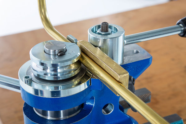 Jutec Handbiegevorrichtung KBV – Technische Daten: Biegeleistung Ø 6 bis 18 mm Manuelle Biegewinkelbegrenzung Maximal 180º Biegeergebnis Optionales Zubehör: KBV mit 6-Kant-Aufnahme zum Biegen auf Modell 3000 oder 6000 Maschinenkoffer Längenanschlag – Jetzt erhältlich im MTN Shop DE.