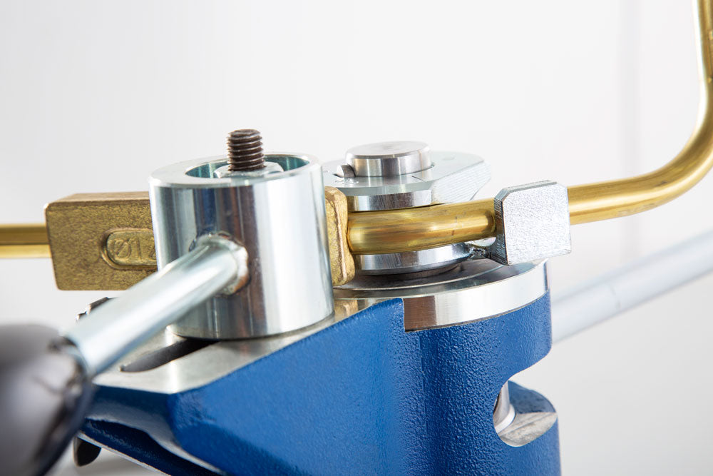 Jutec Handbiegevorrichtung KBV – Technische Daten: Biegeleistung Ø 6 bis 18 mm Manuelle Biegewinkelbegrenzung Maximal 180º Biegeergebnis Optionales Zubehör: KBV mit 6-Kant-Aufnahme zum Biegen auf Modell 3000 oder 6000 Maschinenkoffer Längenanschlag – Jetzt erhältlich im MTN Shop DE. - imagen 4