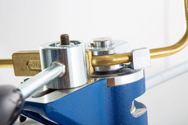 Jutec Handbiegevorrichtung KBV – Technische Daten: Biegeleistung Ø 6 bis 18 mm Manuelle Biegewinkelbegrenzung Maximal 180º Biegeergebnis Optionales Zubehör: KBV mit 6-Kant-Aufnahme zum Biegen auf Modell 3000 oder 6000 Maschinenkoffer Längenanschlag – Jetzt erhältlich im MTN Shop DE.