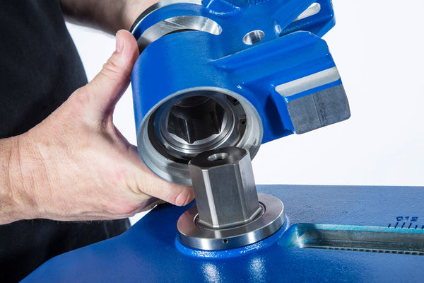 Jutec Handbiegevorrichtung KBV – Technische Daten: Biegeleistung Ø 6 bis 18 mm Manuelle Biegewinkelbegrenzung Maximal 180º Biegeergebnis Optionales Zubehör: KBV mit 6-Kant-Aufnahme zum Biegen auf Modell 3000 oder 6000 Maschinenkoffer Längenanschlag – Jetzt erhältlich im MTN Shop DE.