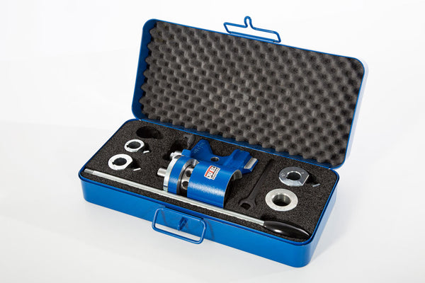 Jutec Handbiegevorrichtung KBV – Technische Daten: Biegeleistung Ø 6 bis 18 mm Manuelle Biegewinkelbegrenzung Maximal 180º Biegeergebnis Optionales Zubehör: KBV mit 6-Kant-Aufnahme zum Biegen auf Modell 3000 oder 6000 Maschinenkoffer Längenanschlag – Jetzt erhältlich im MTN Shop DE.