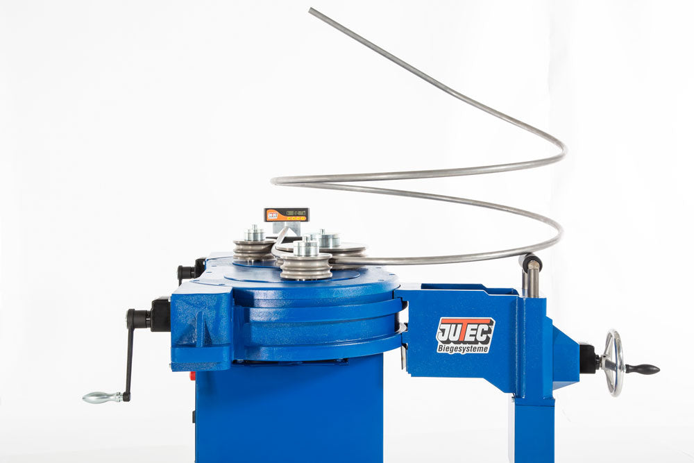 Jutec Dreirollenbieger RB60 für Rohre bis 60,3 x 3,25 mm – Biegeleistung Ø 10 bis 60 mm Biegeradius min: 300 mm bei Ø 42,4 mm Biegerichtung rechts und links Digitale Biegeeinstellung für Radius und Steigung Sicherheitsfußschalter mit Not-Aus- Funktion Wartungsfreier robuster Drehstrommotor Baustellentauglicher 230 V Anschluss Gewicht 280 kg – Jetzt erhältlich im MTN Shop DE. - imagen 4
