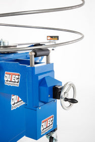 Jutec Dreirollenbieger RB60 für Rohre bis 60,3 x 3,25 mm – Biegeleistung Ø 10 bis 60 mm Biegeradius min: 300 mm bei Ø 42,4 mm Biegerichtung rechts und links Digitale Biegeeinstellung für Radius und Steigung Sicherheitsfußschalter mit Not-Aus- Funktion Wartungsfreier robuster Drehstrommotor Baustellentauglicher 230 V Anschluss Gewicht 280 kg – Jetzt erhältlich im MTN Shop DE. - imagen 5