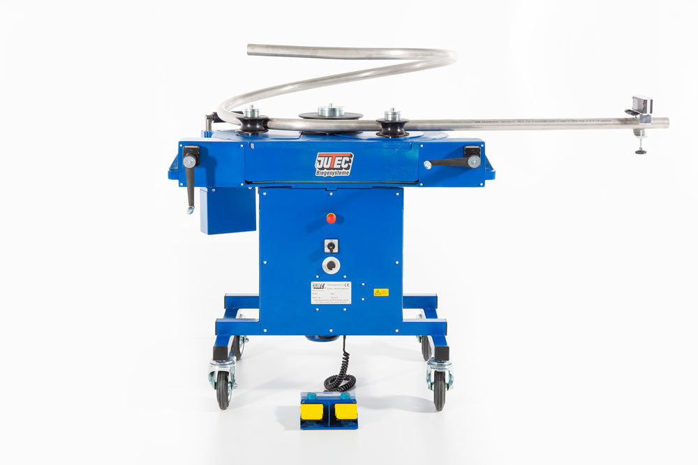 Jutec Dreirollenbieger RB60 für Rohre bis 60,3 x 3,25 mm – Biegeleistung Ø 10 bis 60 mm Biegeradius min: 300 mm bei Ø 42,4 mm Biegerichtung rechts und links Digitale Biegeeinstellung für Radius und Steigung Sicherheitsfußschalter mit Not-Aus- Funktion Wartungsfreier robuster Drehstrommotor Baustellentauglicher 230 V Anschluss Gewicht 280 kg – Jetzt erhältlich im MTN Shop DE. - imagen 8
