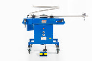 Jutec Dreirollenbieger RB60 für Rohre bis 60,3 x 3,25 mm – Biegeleistung Ø 10 bis 60 mm Biegeradius min: 300 mm bei Ø 42,4 mm Biegerichtung rechts und links Digitale Biegeeinstellung für Radius und Steigung Sicherheitsfußschalter mit Not-Aus- Funktion Wartungsfreier robuster Drehstrommotor Baustellentauglicher 230 V Anschluss Gewicht 280 kg – Jetzt erhältlich im MTN Shop DE. - imagen 8