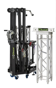 Kuzar K-10 Traversenlift im zusammengeklappten Transportzustand mit Lenkrollen neben einer Traversensektion