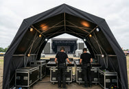 Konligo The Tent Faltpavillon als Front-of-House-Stand bei einer Live-Veranstaltung