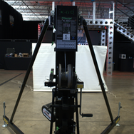 Kuzar K-60 Line Array System aufgebaut in einer Werkstatt mit vollständiger Dreibein-Basis und Bedienfeld - imagen 8