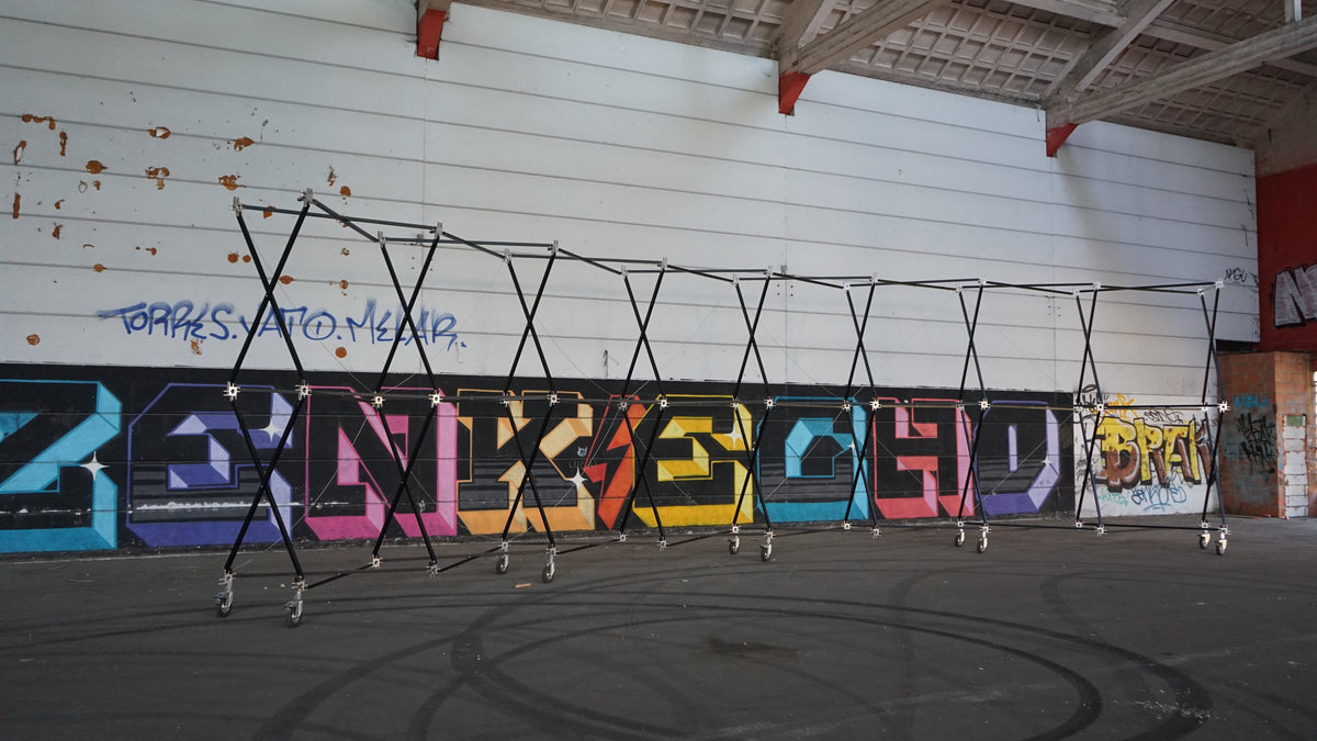 Konligo Luno Wall modular frame structure with wheels set up indoors against a graffiti wall, now available on MTN SHOP US. - imagen 5