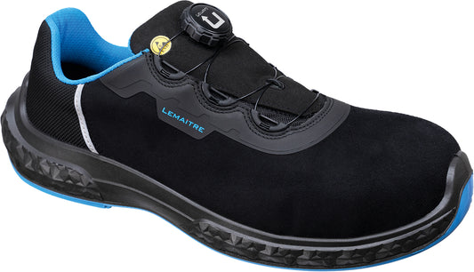 Extra weiter ESD-Sicherheitshalbschuh Lemaitre Milo S3 ESD in Schwarz. Hergestellt aus Mikrofaser mit 3D-Mesh-Innenfutter, Aluminium-Zehenkappe, metallfreier, durchtrittsicherer Zwischensohle und UTURN® Smart Lacing System. Antistatisch, rutschfest und zertifiziert nach EN 20345:2011.