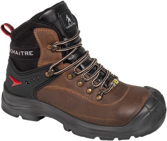 Brauner ESD-Sicherheitsstiefel Lemaitre Slog Brown S3 ESD aus robustem Rindleder mit schwarzen und roten Akzenten. Ausgestattet mit einer Stahlkappe, metallfreier durchtrittsicherer Zwischensohle „Fibre-LS“ und rutschfester PU/PU-Sohle. Atmungsaktives 3D-Mesh-Innenfutter für hohen Tragekomfort. Geeignet für anspruchsvolle Arbeitsumgebungen wie Bauwesen, Logistik und Industrie.