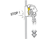 Petzl ASAP® LOCK – Das mitlaufende Auffanggerät ASAP LOCK ist darauf ausgelegt, das Handling für den Anwender beim Aufstieg am Seil zu erleichtern. Bei normaler Verwendung folgt das Gerät ohne manuelles Eingreifen automatisch den Bewegungen des Anwenders am Seil. Bei einem Sturz oder abrupter Beschleunigung blockiert das Auffanggerät am Seil und stoppt den Anwender. Die integrierte Blockierfunktion ermöglicht es dem Anwender, das Gerät zu stoppen, um die Sturzhöhe zu reduzieren. Der Verbindungsarm schützt b