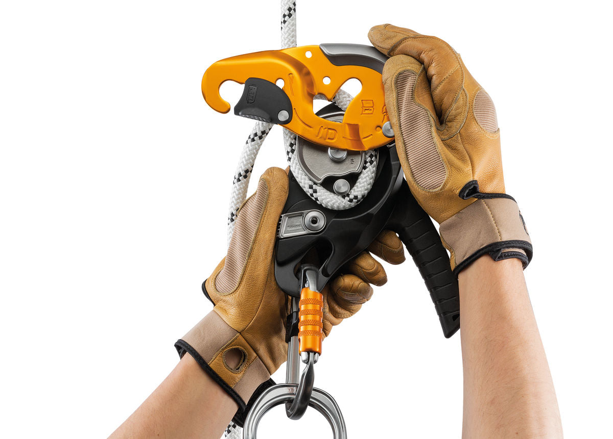Petzl I’D S – Самогальмівний спусковий пристрій з функцією антипаніки, системою AUTO-LOCK і ергономічним важелем. Для роботи на висоті та рятувальних операцій, сумісний з мотузками 10-11,5 мм.