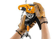 Petzl I’D S – Самогальмівний спусковий пристрій з функцією антипаніки, системою AUTO-LOCK і ергономічним важелем. Для роботи на висоті та рятувальних операцій, сумісний з мотузками 10-11,5 мм.