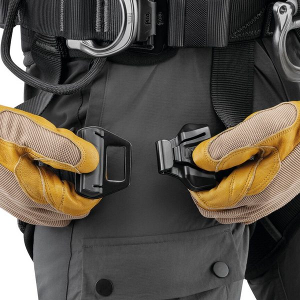 Petzl AVAO® FAST Internationale Ausführung – – Jetzt erhältlich im MTN Shop DE.
