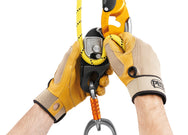 Petzl RIG® Descender - Компактний спусковий пристрій RIG із самогальмуванням для важкодоступних місць розроблений для досвідчених користувачів. Має важіль ергономічної форми, що дозволяє легко контролювати процес спуску. Система AUTO-LOCK дозволяє користувачеві розміститися на робочому місці без необхідності натискати важіль і прив’язувати пристрій. Після блокування мотузку можна втягнути без використання важеля. Безпечний затиск дає можливість використовувати пристрій