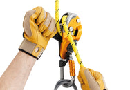 Petzl RIG® Descender - Компактний спусковий пристрій RIG із самогальмуванням для важкодоступних місць розроблений для досвідчених користувачів. Має важіль ергономічної форми, що дозволяє легко контролювати процес спуску. Система AUTO-LOCK дозволяє користувачеві розміститися на робочому місці без необхідності натискати важіль і прив’язувати пристрій. Після блокування мотузку можна втягнути без використання важеля. Безпечний затиск дає можливість використовувати пристрій