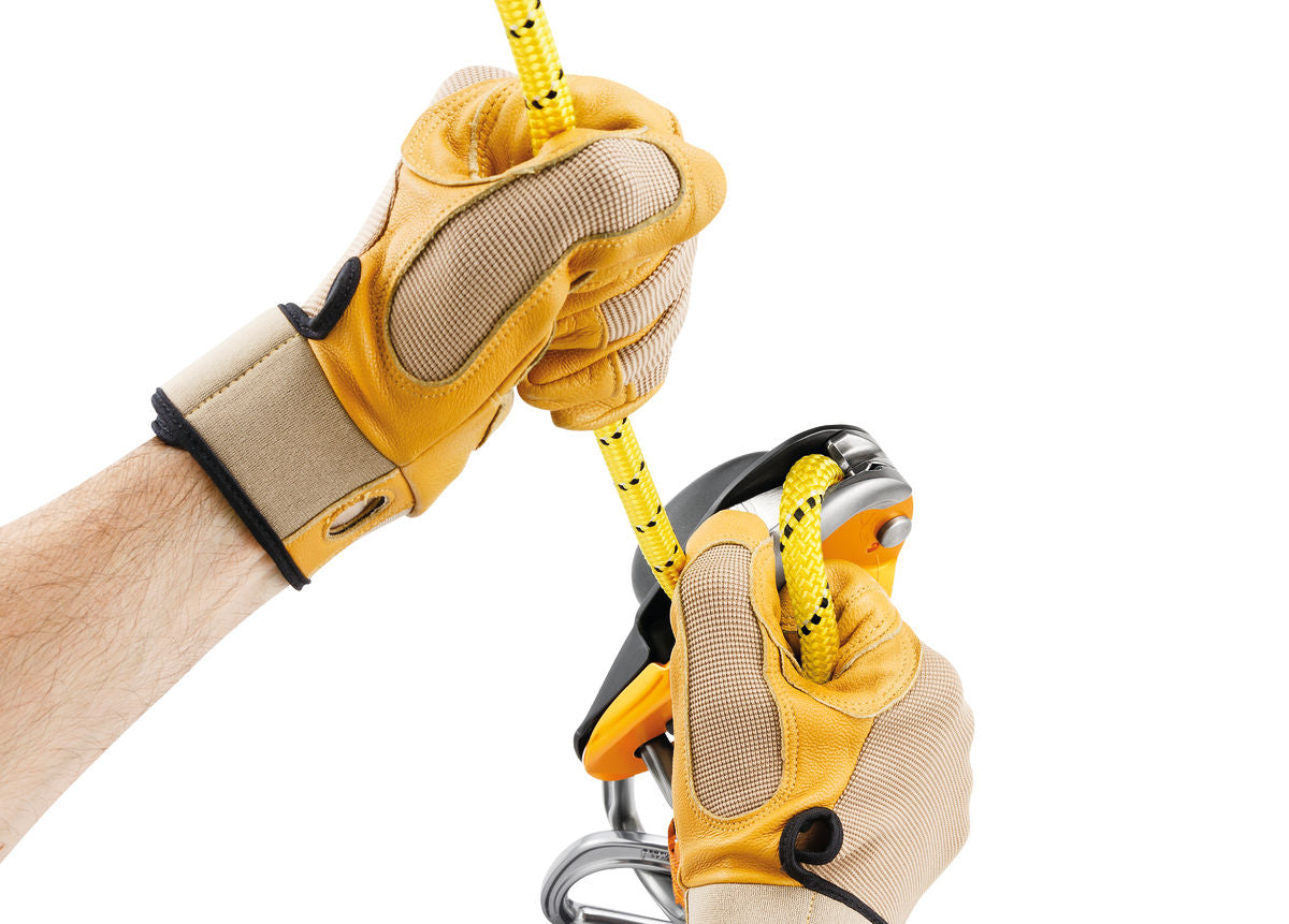 Petzl RIG® Descender - Компактний спусковий пристрій RIG із самогальмуванням для важкодоступних місць розроблений для досвідчених користувачів. Має важіль ергономічної форми, що дозволяє легко контролювати процес спуску. Система AUTO-LOCK дозволяє користувачеві розміститися на робочому місці без необхідності натискати важіль і прив’язувати пристрій. Після блокування мотузку можна втягнути без використання важеля. Безпечний затиск дає можливість використовувати пристрій