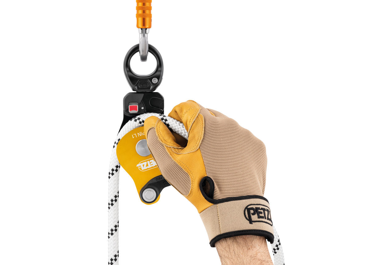 Petzl Spin L1 Umlenkrolle – Einfache Umlenkrolle mit Wirbel und sehr hohem Wirkungsgrad. Die SPIN L1-Umlenkrolle lässt sich öffnen, auch wenn sie am Anschlagpunkt befestigt ist, und erleichtert das Einrichten von Flaschenzugsystemen, Hilfsseilbahnen und Umlenksystemen. Die große Laufrolle mit gekapseltem Kugellager gewährleistet einen ausgezeichneten Wirkungsgrad. Das Handling wird durch einen Wirbel erleichtert, welcher eine Ausrichtung der Umlenkrolle unter Last sowie ein direktes Einhängen von Karabinern - imagen 6