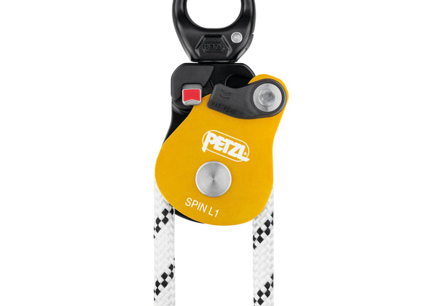 Petzl Spin L1 Umlenkrolle – Einfache Umlenkrolle mit Wirbel und sehr hohem Wirkungsgrad. Die SPIN L1-Umlenkrolle lässt sich öffnen, auch wenn sie am Anschlagpunkt befestigt ist, und erleichtert das Einrichten von Flaschenzugsystemen, Hilfsseilbahnen und Umlenksystemen. Die große Laufrolle mit gekapseltem Kugellager gewährleistet einen ausgezeichneten Wirkungsgrad. Das Handling wird durch einen Wirbel erleichtert, welcher eine Ausrichtung der Umlenkrolle unter Last sowie ein direktes Einhängen von Karabinern