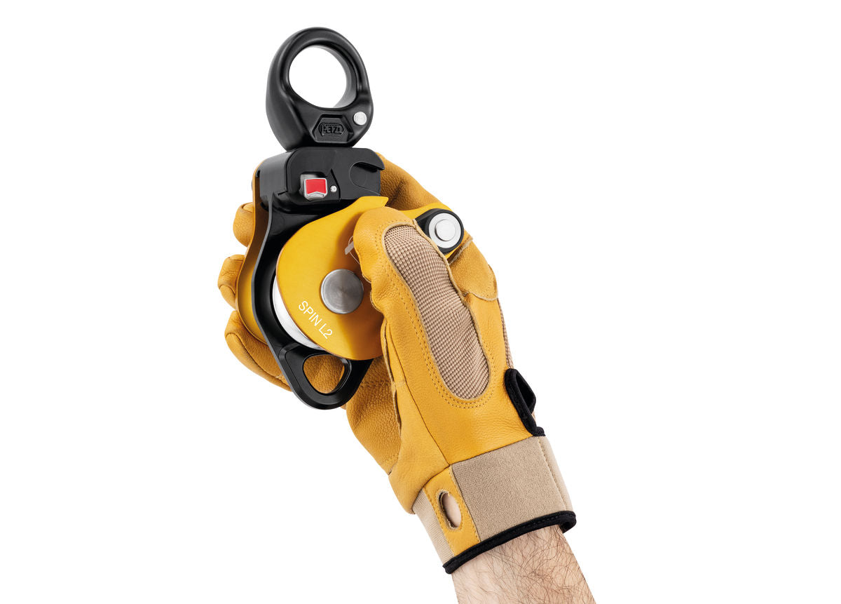 Petzl Spin L2 Umlenkrolle – Doppelte Umlenkrolle mit Wirbel und sehr hohem Wirkungsgrad. Die doppelte Umlenkrolle SPIN L2 lässt sich öffnen, auch wenn sie am Anschlagpunkt befestigt ist, und erleichtert das Einrichten von Flaschenzugsystem und Hilfsseilbahnen. Dank der beiden parallel montierten Laufrollen und der zusätzlichen Befestigungsöse ermöglicht die Umlenkrolle das Einrichten verschiedener komplexer Flaschenzugsysteme. Die großen Laufrollen mit gekapseltem Kugellager gewährleisten einen ausgezeichne - imagen 3