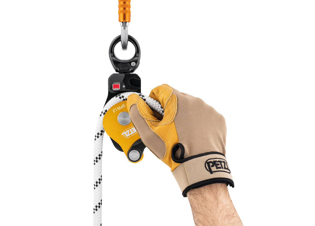 Petzl Spin L2 Umlenkrolle – Doppelte Umlenkrolle mit Wirbel und sehr hohem Wirkungsgrad. Die doppelte Umlenkrolle SPIN L2 lässt sich öffnen, auch wenn sie am Anschlagpunkt befestigt ist, und erleichtert das Einrichten von Flaschenzugsystem und Hilfsseilbahnen. Dank der beiden parallel montierten Laufrollen und der zusätzlichen Befestigungsöse ermöglicht die Umlenkrolle das Einrichten verschiedener komplexer Flaschenzugsysteme. Die großen Laufrollen mit gekapseltem Kugellager gewährleisten einen ausgezeichne - imagen 6