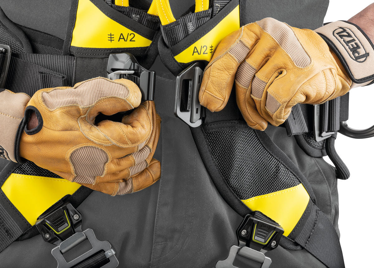 Petzl VOLT® Auffang- und Haltegurt – Der Auffang- und Haltegurt zur Arbeitsplatzpositionierung VOLT lässt sich dank der FAST LT PLUS- und FAST LT-Schnallen sehr schnell mit den Füßen am Boden anlegen. Der Hüftgurt und die Beinschlaufen sind halbstarr und breit, dadurch gewährleisten sie optimalen Halt. Die leichte, atmungsaktive Konstruktion sorgt für eine sehr gute Luftzirkulation. Er ist mit einer LADDER CLIMB-Steigschutzöse ausgestattet. Diese ermöglicht die Verbindung des Fallschutzläufers in ventraler  - imagen 5