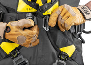 Petzl VOLT® Auffang- und Haltegurt – Der Auffang- und Haltegurt zur Arbeitsplatzpositionierung VOLT lässt sich dank der FAST LT PLUS- und FAST LT-Schnallen sehr schnell mit den Füßen am Boden anlegen. Der Hüftgurt und die Beinschlaufen sind halbstarr und breit, dadurch gewährleisten sie optimalen Halt. Die leichte, atmungsaktive Konstruktion sorgt für eine sehr gute Luftzirkulation. Er ist mit einer LADDER CLIMB-Steigschutzöse ausgestattet. Diese ermöglicht die Verbindung des Fallschutzläufers in ventraler  - imagen 5